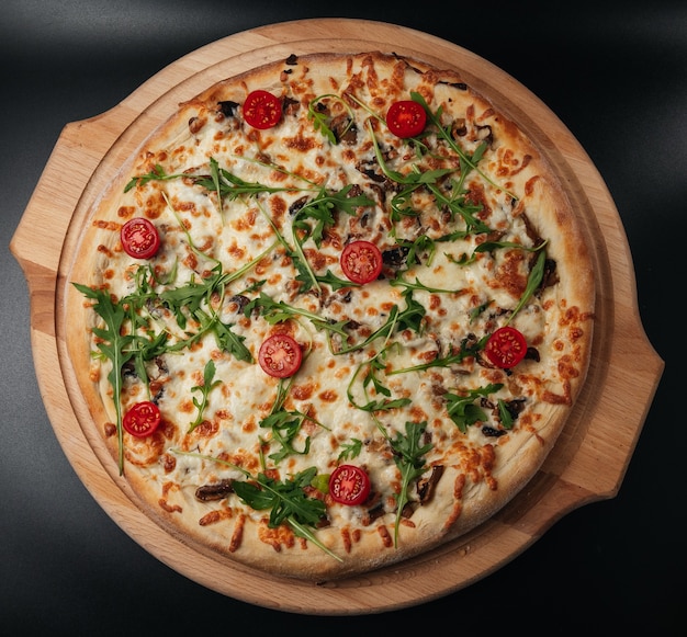 comida italiana pizza clásica con lados grandes champiñones tomates cherry rúcula queso parmesano