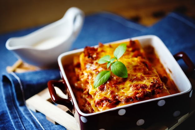 Comida italiana. Prato de lasanha.