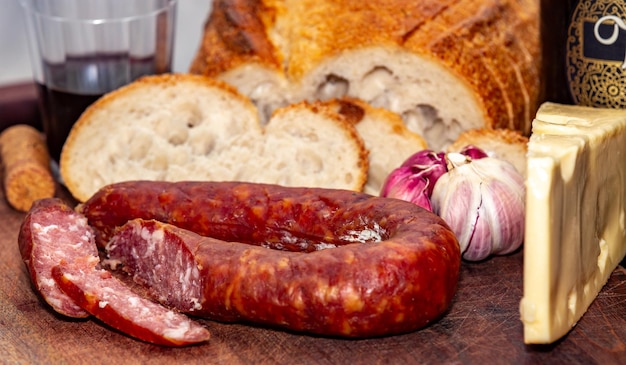 Comida italiana rústica mais tradicional pão salame queijo e vinho