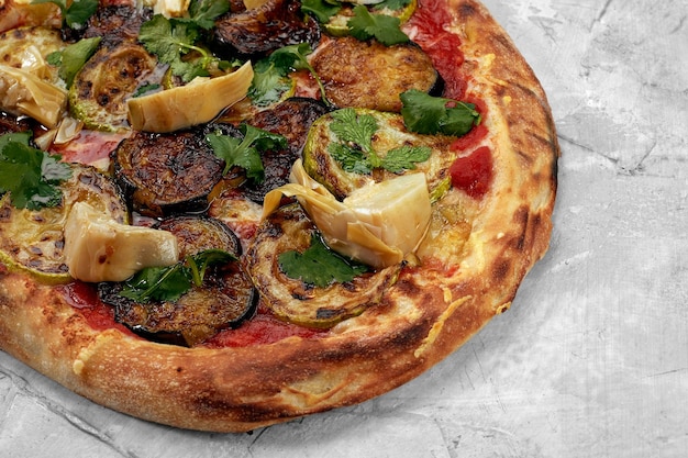 Comida italiana tradicional pizza vegetariana con champiñones aislado sobre fondo blanco.