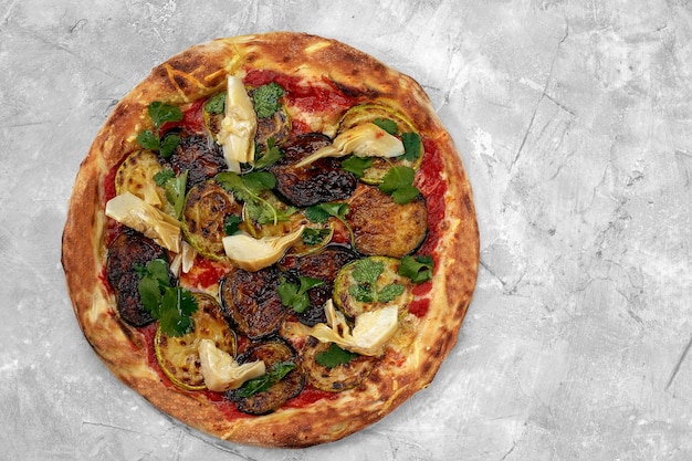 Comida italiana tradicional pizza vegetariana con champiñones aislado sobre fondo blanco.