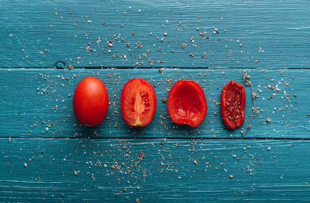 Comida italiana tradicional, tomates secos ao sol feitos em casa.