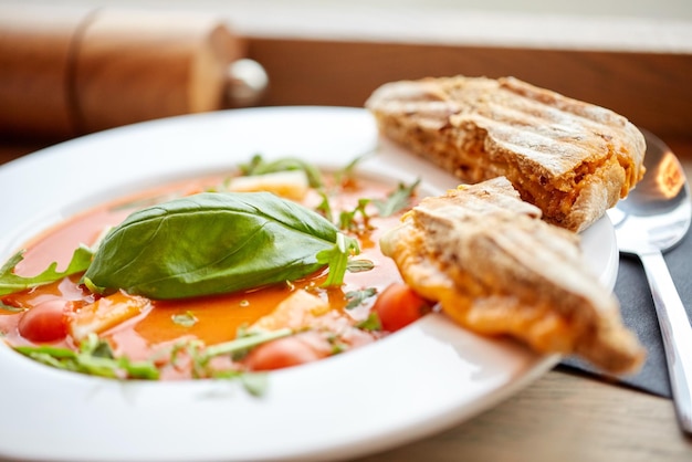 comida, jantar, culinária, alta culinária e conceito de culinária - prato de deliciosa sopa de gazpacho no restaurante