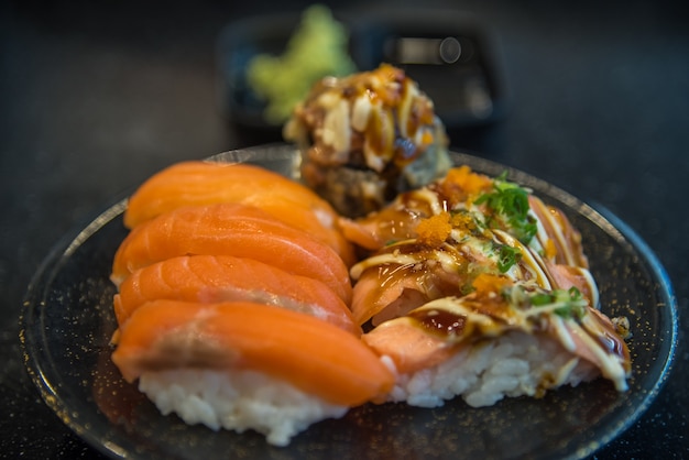 Comida japonesa en conjunto diferentes tipos de sushi con ensalada de algas y gari (jengibre)