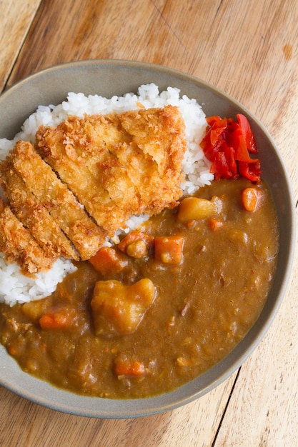 Comida japonesa. Curry de cerdo frito con arroz
