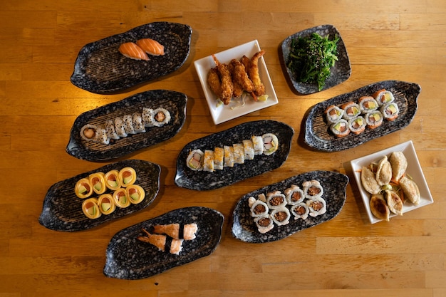 Comida japonesa de mesa de sushi como visto de cima