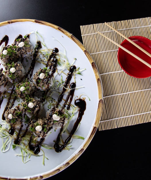 Comida japonesa delicioso sushi uramaki de salmão com arroz