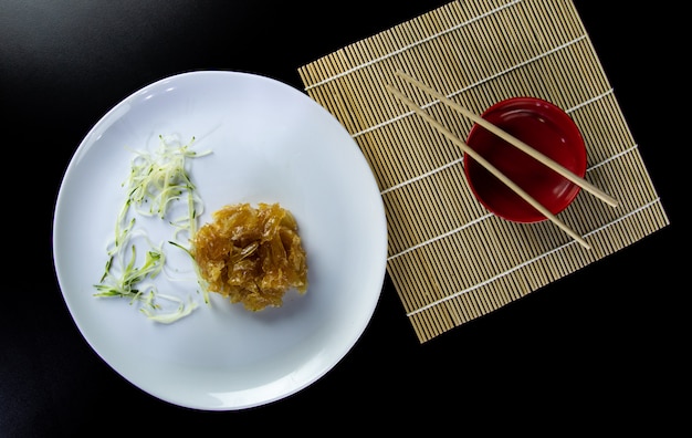 Comida japonesa delicioso sushi uramaki de salmão com arroz