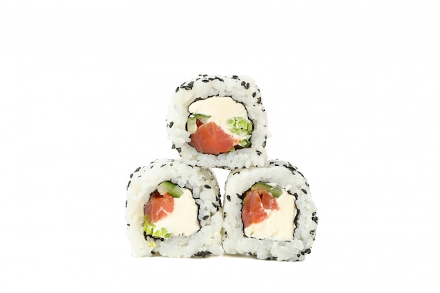 Comida japonesa. Deliciosos rollos de sushi aislados en la superficie blanca