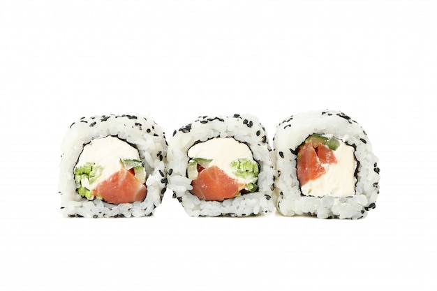 Comida japonesa. Deliciosos rollos de sushi aislados en la superficie blanca