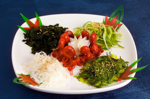 Comida japonesa é sushi colocado em um prato