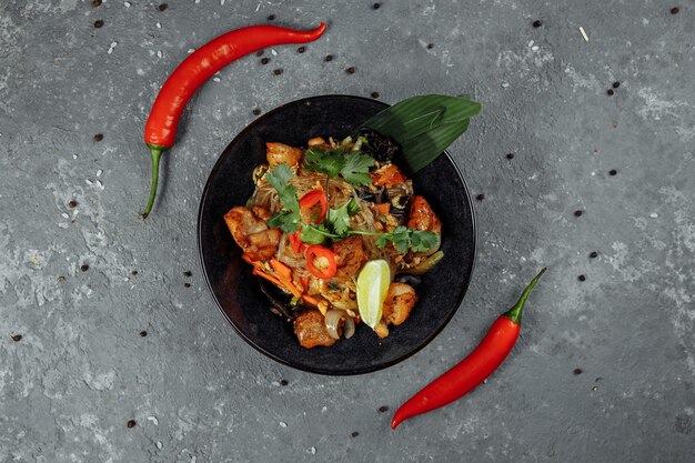 Comida japonesa: fideos de cristal con pollo y verduras.