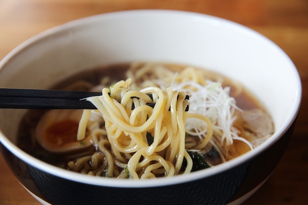 Comida japonesa de fideos ramen sobre fondo de madera