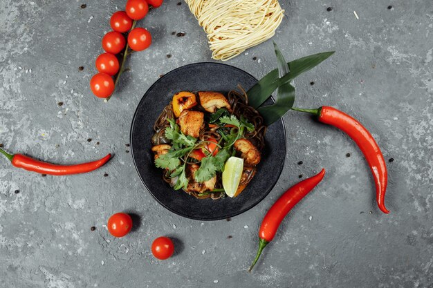 Comida japonesa: fideos soba con pollo y verduras.