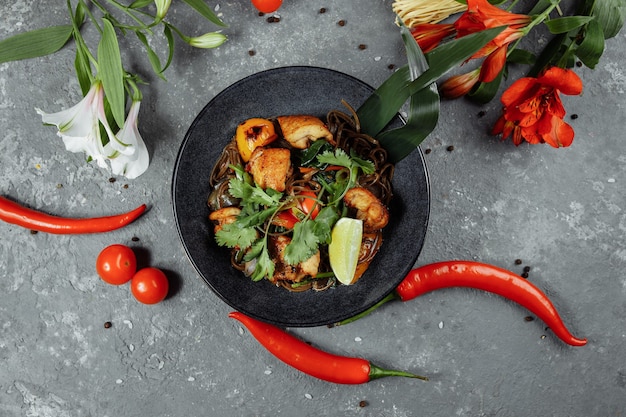 Comida japonesa: fideos soba con pollo y verduras.