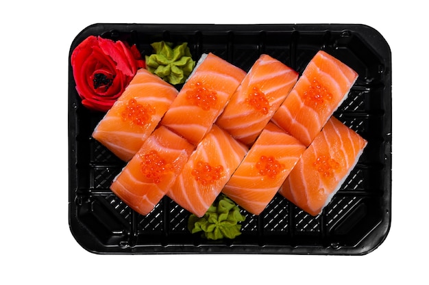 Foto comida japonesa, filadélfia rola com requeijão em caixa preta isolada no fundo branco.