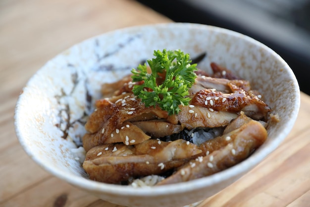 Comida japonesa, frango teriyÃ ¸ÂŸki com arroz em fundo de madeira