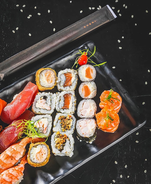 Comida japonesa fresca delicioso sushi salmão e camarão