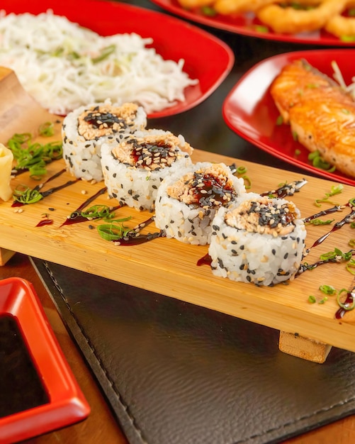 Comida japonesa fresca delicioso sushi salmón y camarón