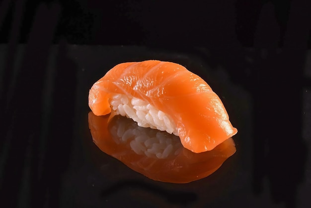 Foto comida japonesa fresca delicioso sushi salmón y camarones