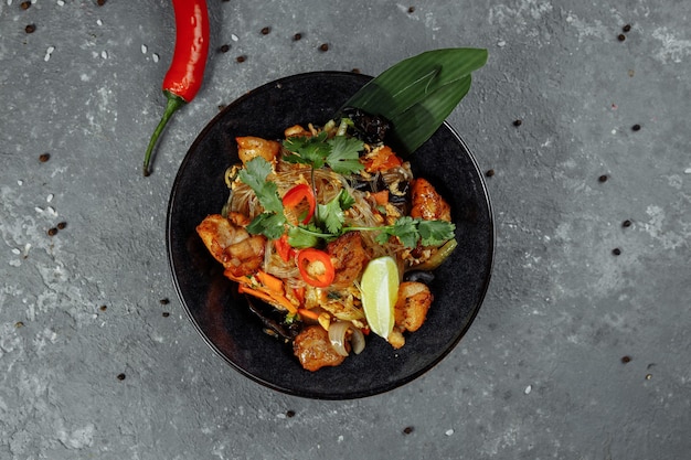 Comida japonesa: macarrão de vidro com frango e vegetais.