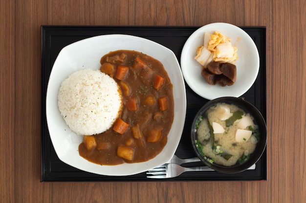 Comida japonesa en mesa de madera