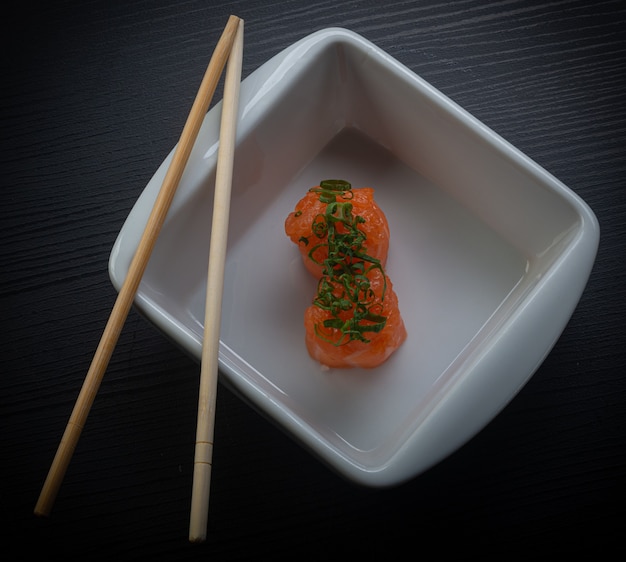 Foto comida japonesa. nigiri salmão