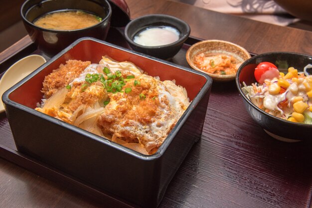 comida japonesa no prato de madeira com sopa e molho