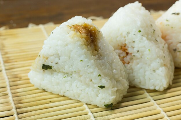 La comida japonesa onigiri