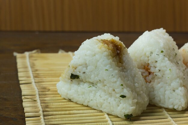 La comida japonesa onigiri