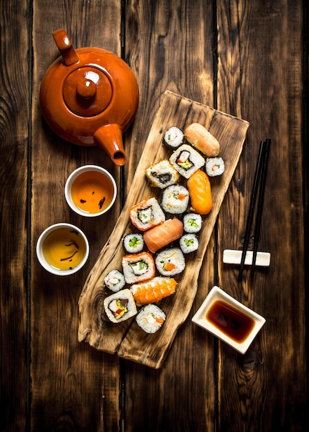 Comida japonesa. Os rolos de sushi e o chá de ervas.