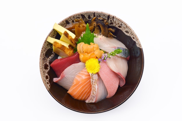 Comida japonesa peixe cru misturado sashimi (maguro, otoro, salmão, robalo, hamachi, uni)