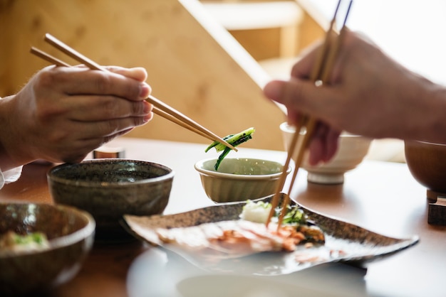 Comida japonesa puesta en la mesa.