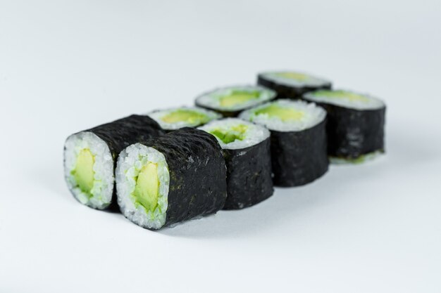 Comida japonesa. Rollos de aguacate maduro, arroz fresco con verduras al nori. Rollos vegetarianos