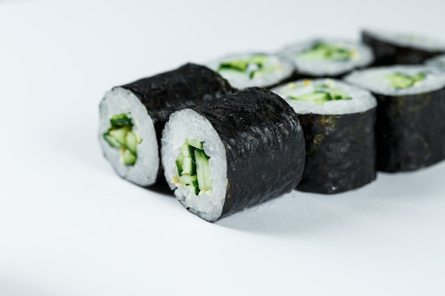 Comida japonesa. Rollos de pepino maduro, arroz fresco con verduras al nori. Rollos vegetarianos