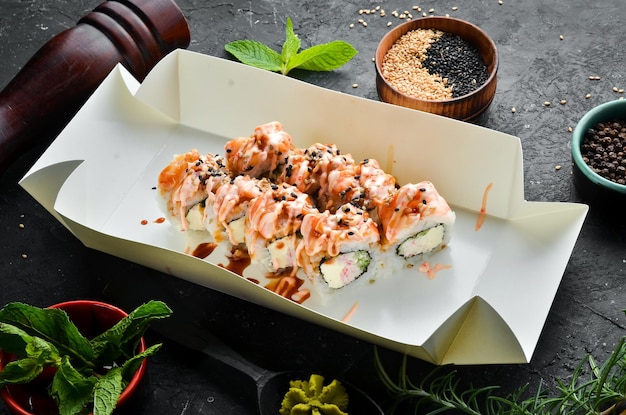 Comida japonesa Rollos de sushi con camarones Entrega de alimentos Espacio libre para texto
