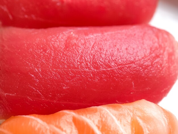 Foto comida japonesa salmón y atún sushi delicioso.