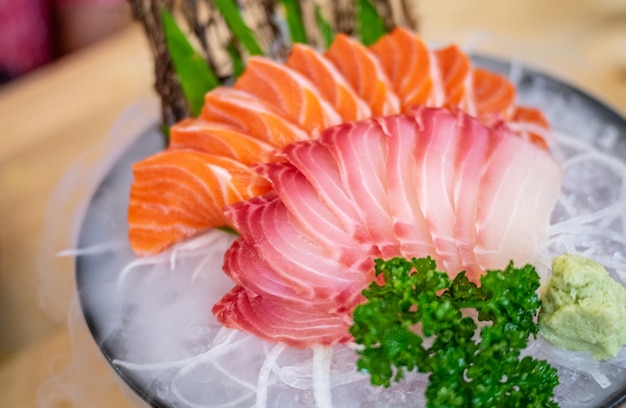 Comida japonesa, salmón sashimi.