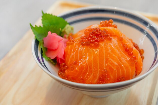 Comida japonesa Sashimi de salmón, huevo de salmón (ikura), rábano rallado y rodajas de jengibre con donburi de arroz japonés, salmón don.