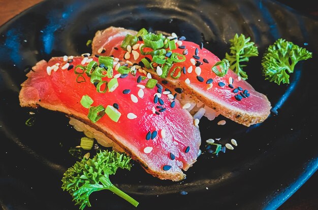 La comida japonesa servida en un plato se ve deliciosa