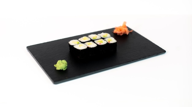 Comida japonesa suhi de maki de aguacate