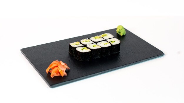 Comida japonesa suhi de maki de aguacate y pepino