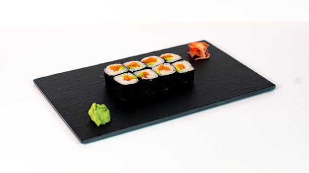 Comida japonesa suhi de maki de salmón y aguacate