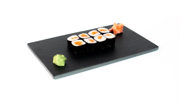 Foto comida japonesa suhi de maki de salmon