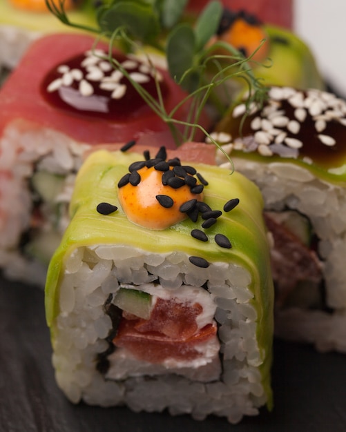 Comida japonesa. Sushi e pãezinhos. Conjuntos do rolo. Linda comida asiática