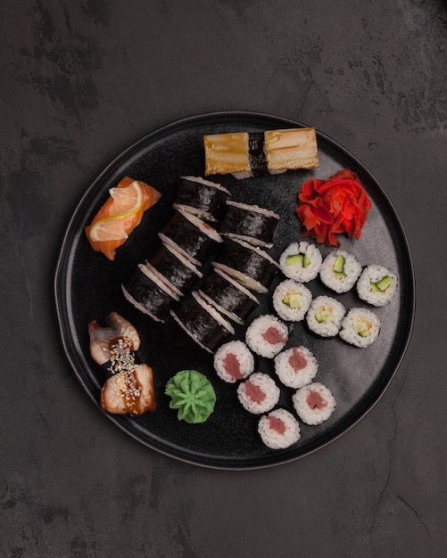 Comida japonesa. Sushi e pãezinhos. Conjuntos do rolo. Linda comida asiática