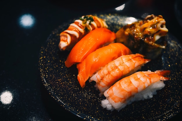 Foto comida japonesa, sushi (ebi nigiri e sake nigiri).