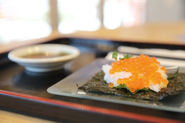 Comida japonesa sushi ikura, ovas de salmão com arroz