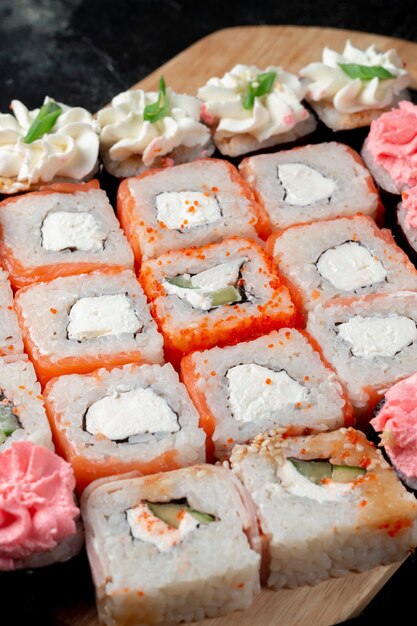 Comida japonesa de sushi Maki y rollos con atún, salmón, camarones, cangrejo y aguacate Vista superior de una variedad de sushi Rainbow sushi roll uramaki hosomaki y nigiri