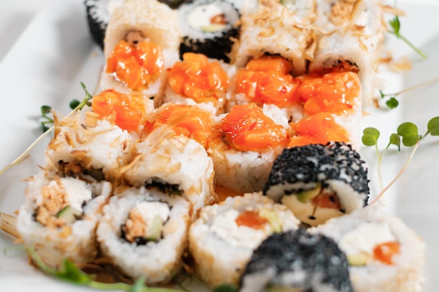 Comida japonesa de sushi Maki y rollos decorados con vegetación